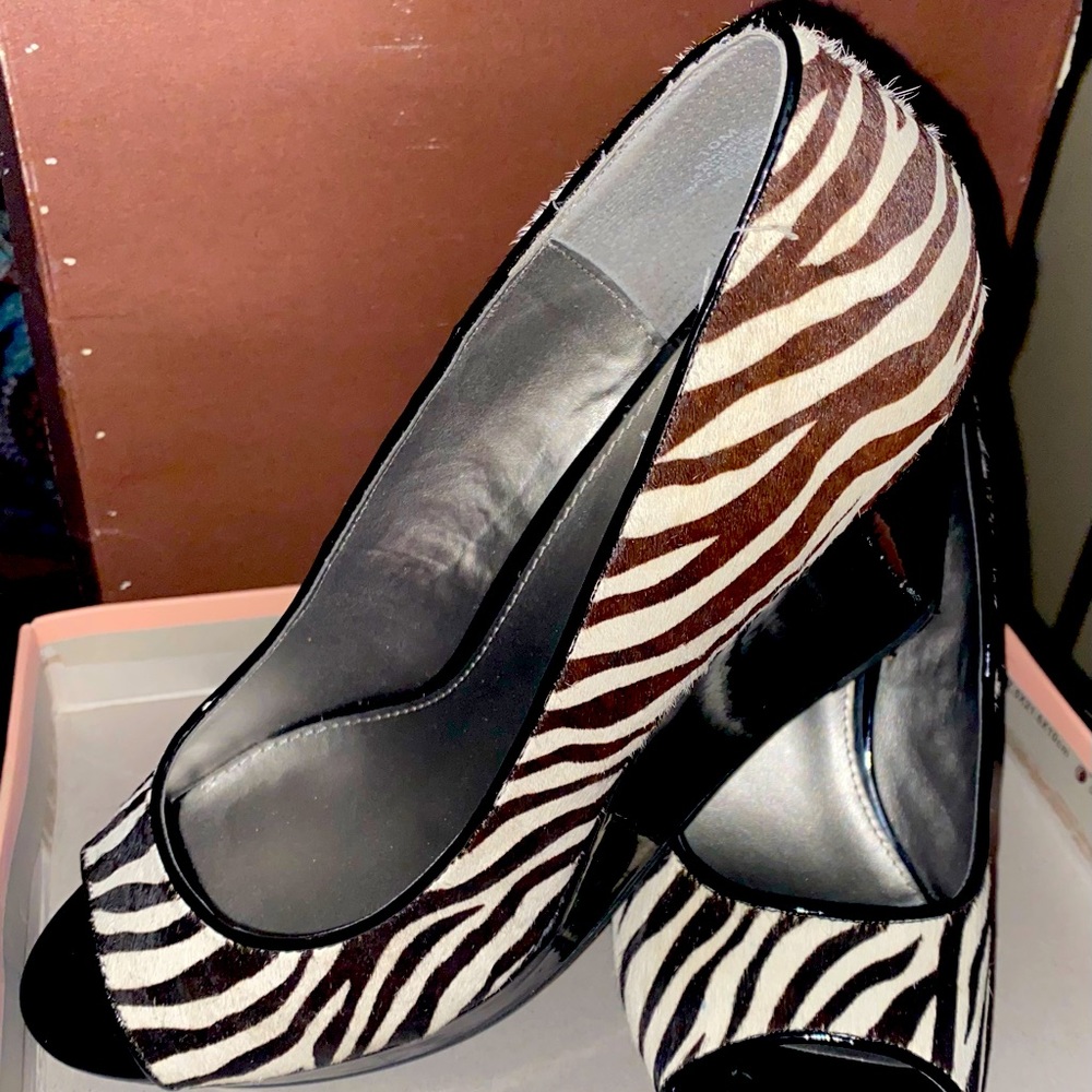 Bandolino print wedges